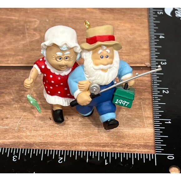 1997 HALLMARK KEEPSAKE ORNAMENT QX6112 THE CLAUSES ON VACATION FISHING SANTA - Picture 7 of 9